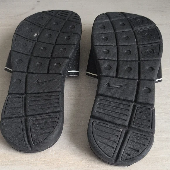 Nike Black and White Slide Sandals - Picture 4 of 4